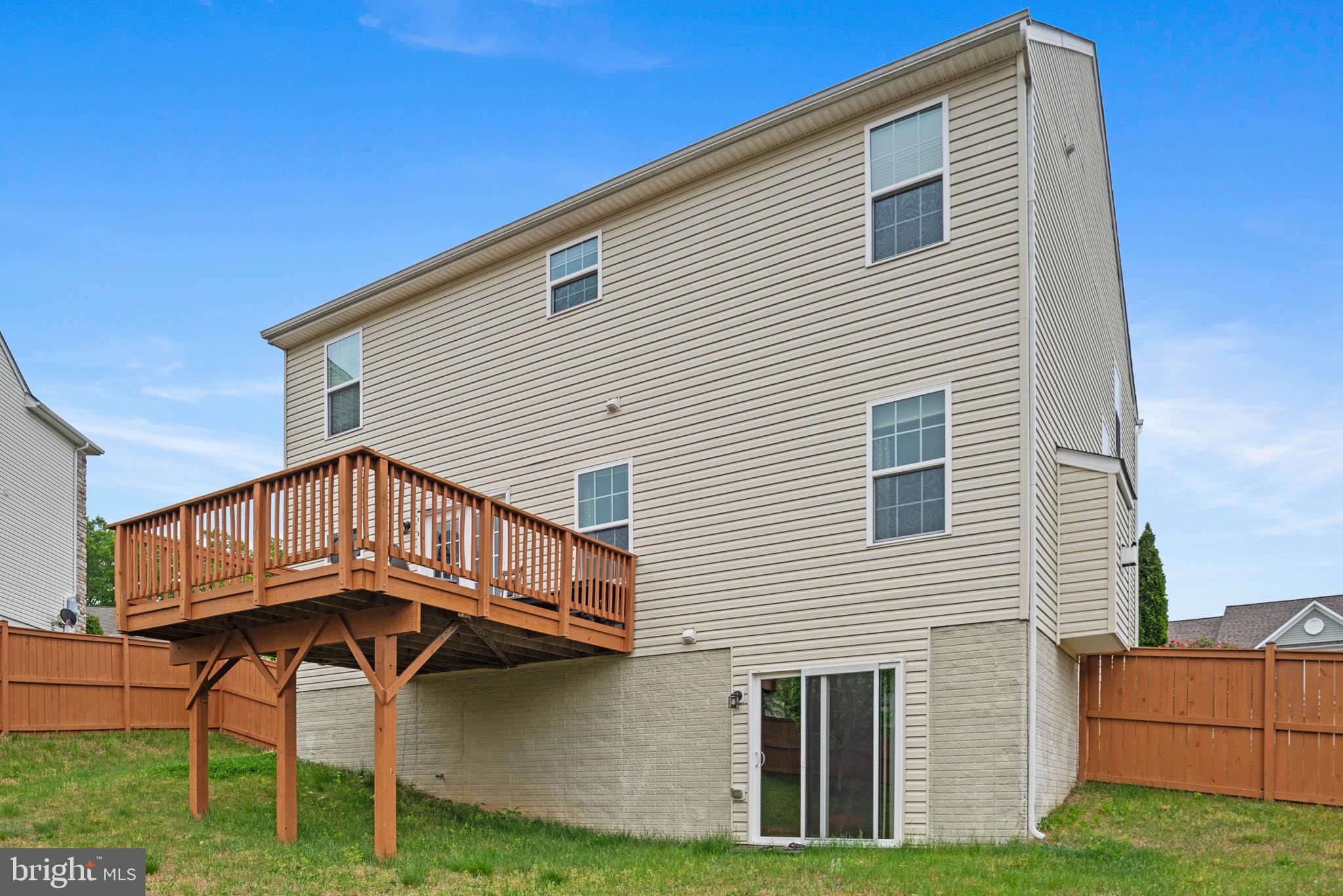 3214 Fledgling Circle Woodbridge, VA 22193 - Photo 4 of 29 Charming home with inviting deck space.