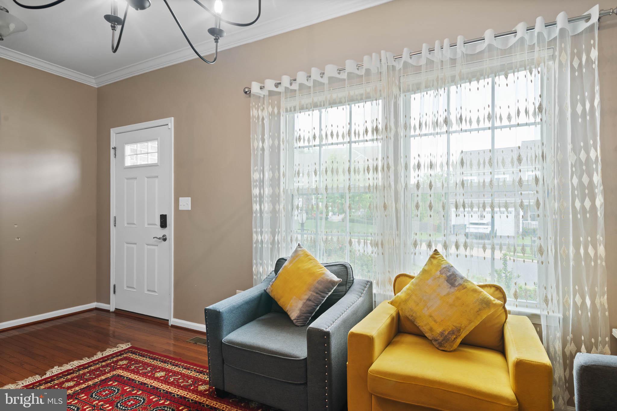3214 Fledgling Circle Woodbridge, VA 22193 - Photo 9 of 29 Bright and inviting living space.