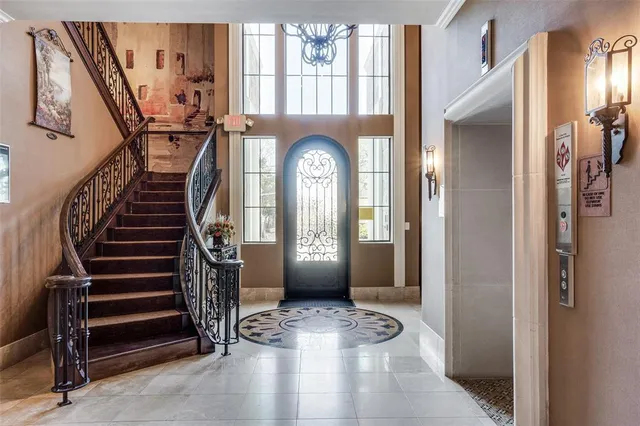 a view of entryway with a front door