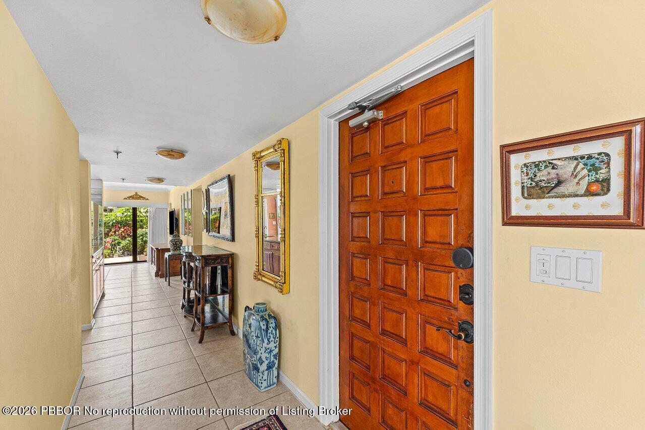 372 Golfview Road, Unit 101 North Palm Beach, FL 33408 - Photo 2 of 31 Foyer