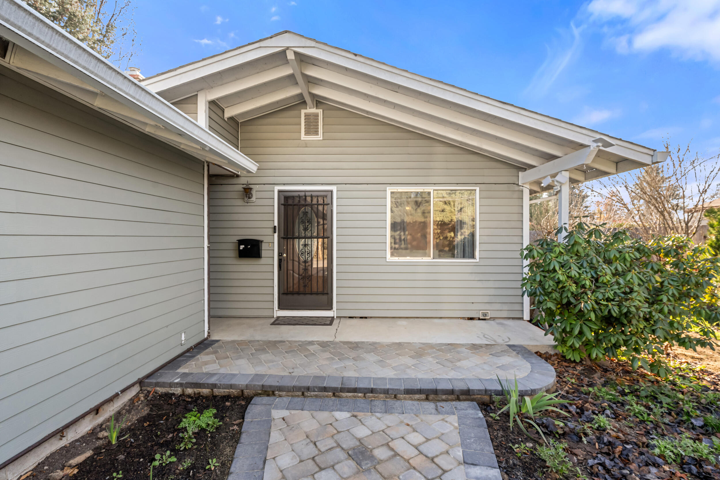 2021 Taylor Road Central Point, OR 97502 - Photo 2 of 27 02
