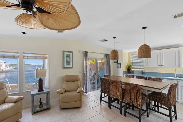 a view of livingroom with furniture