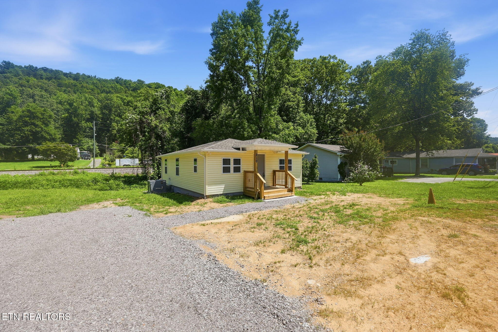 210 East Spring Street Oliver Springs, TN 37840 - Photo 2 of 23