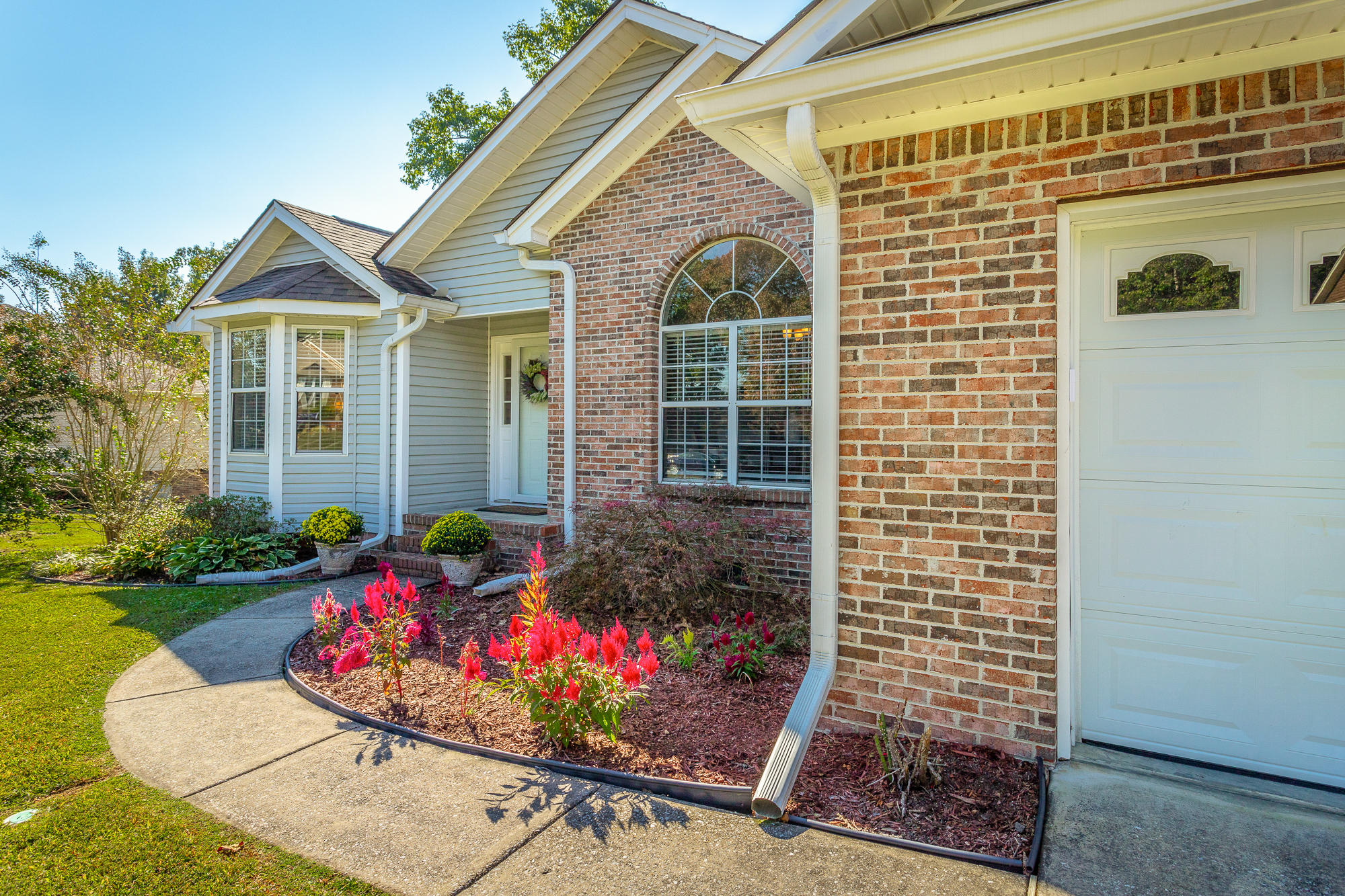 10198 Fielding Road Ooltewah, TN 37363 - Photo 5 of 40 Front walkway