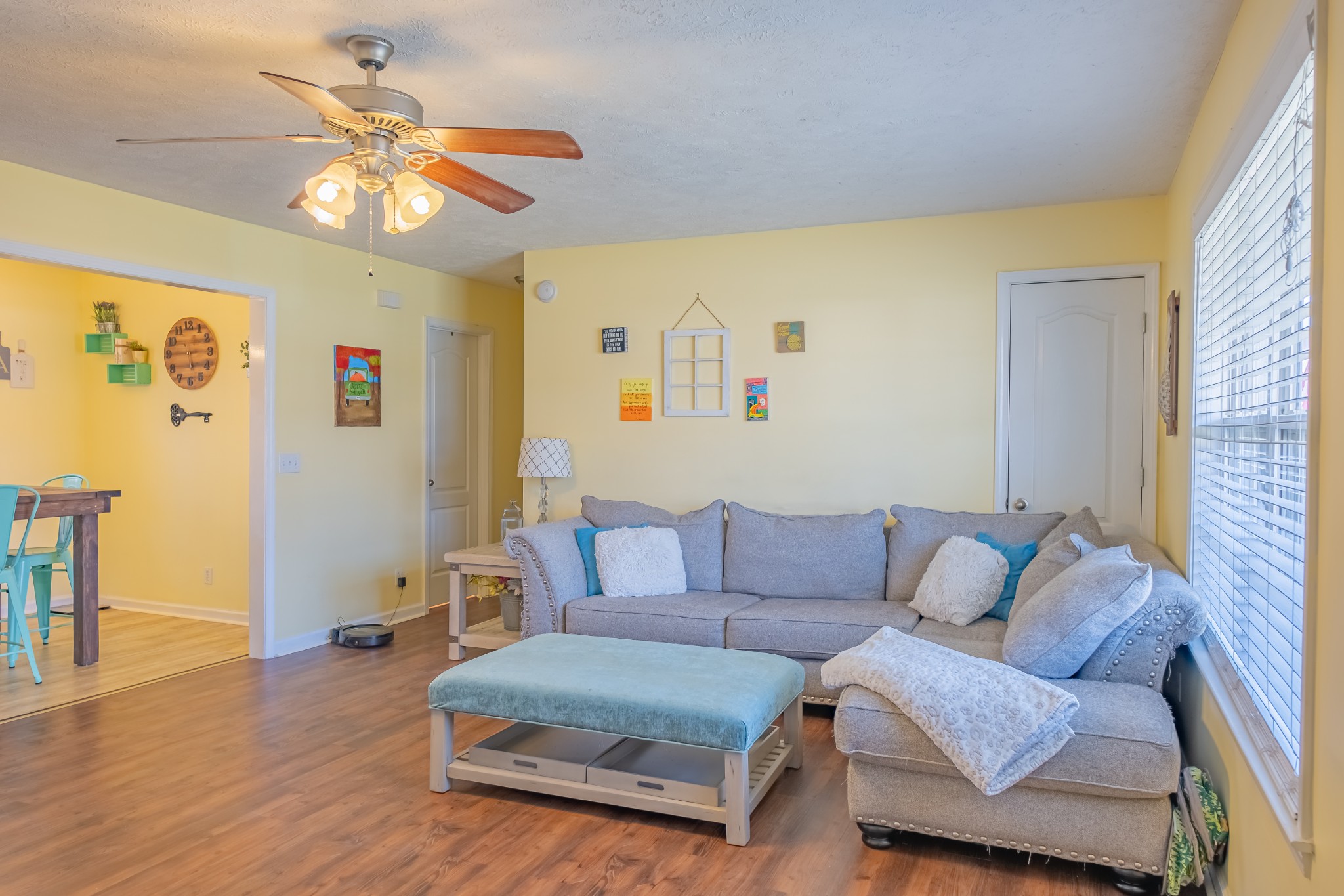 353 Oak Hollow Road Manchester, TN 37355 - Photo 12 of 32 a living room with furniture and a flat screen tv