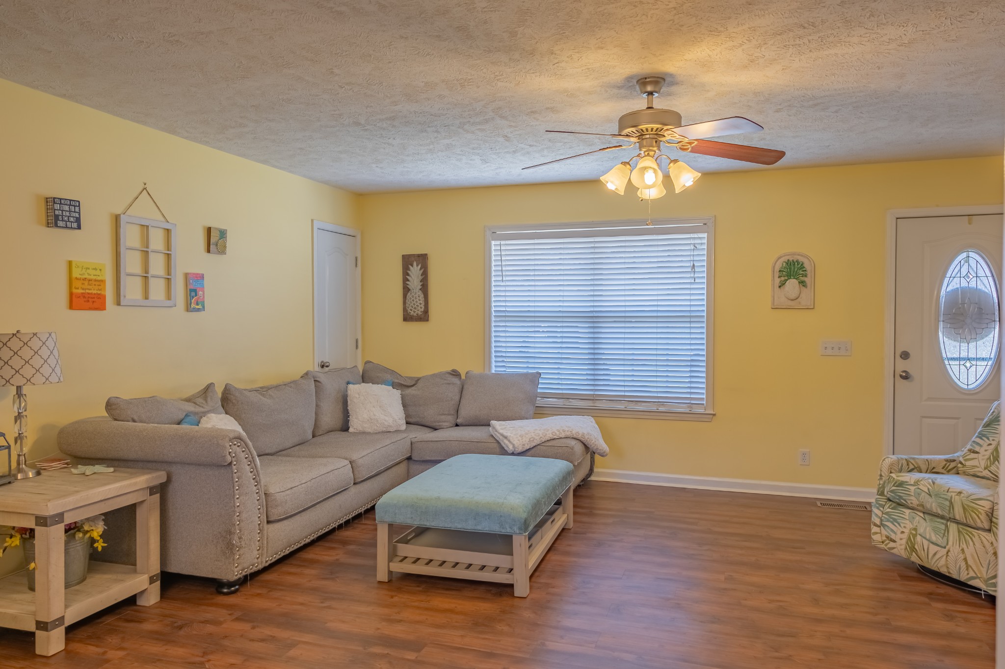 353 Oak Hollow Road Manchester, TN 37355 - Photo 13 of 32 a living room with furniture and a window