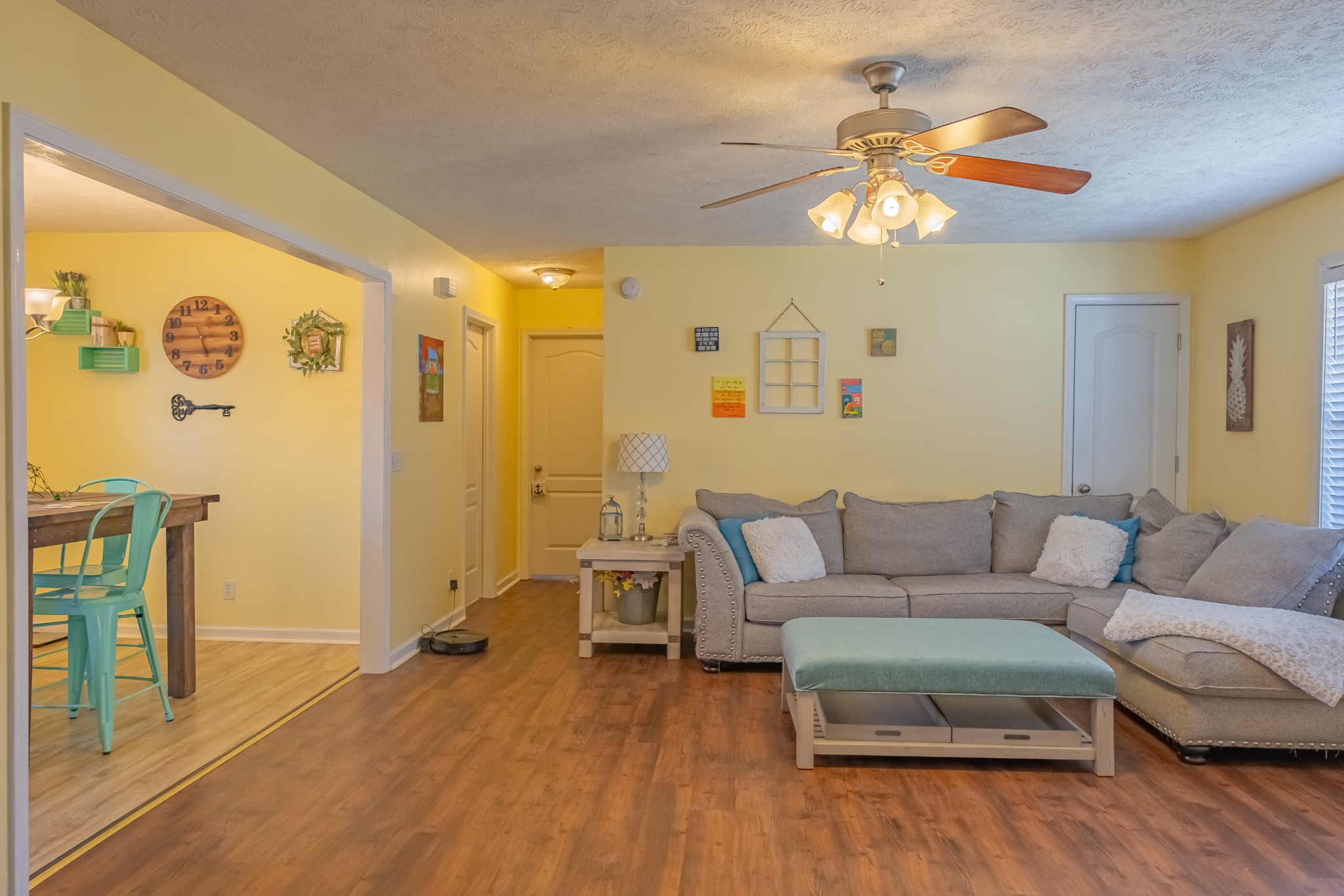 353 Oak Hollow Road Manchester, TN 37355 - Photo 17 of 32 a living room with furniture and a wooden floor