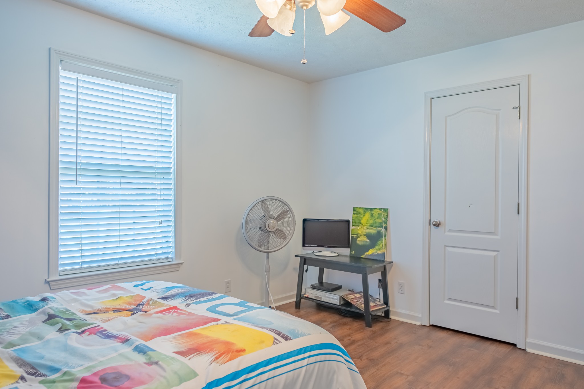 353 Oak Hollow Road Manchester, TN 37355 - Photo 25 of 32 a bedroom with a bed and a workspace