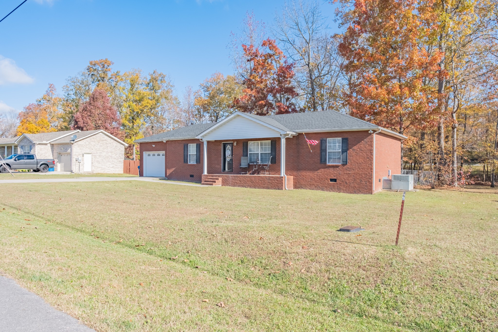 353 Oak Hollow Road Manchester, TN 37355 - Photo 10 of 32 a front view of house with yard