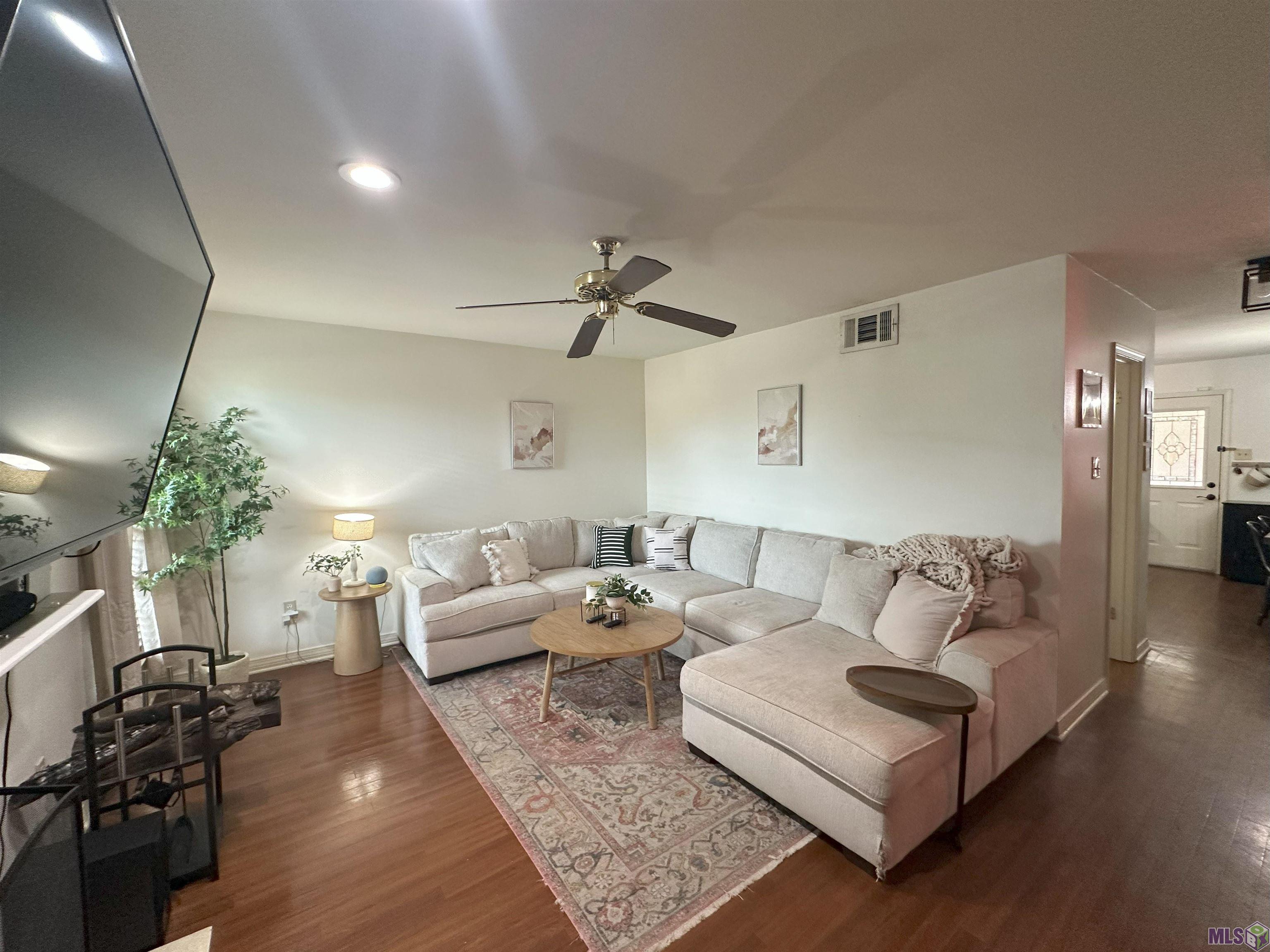 8732 Jefferson Highway Baton Rouge, LA 70809 - Photo 8 of 21 Living Room