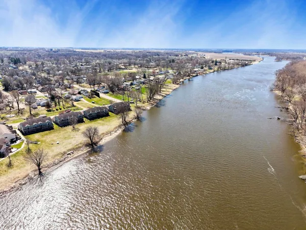 $300,000 | 1715 West River Street, Unit 1715, Dixon, IL 61021