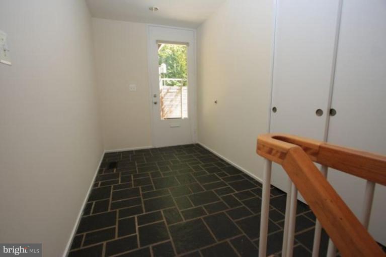 1698 Chimney House Road Reston, VA 20190 - Photo 2 of 25 Entrance / Foyer