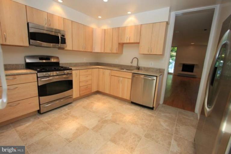 1698 Chimney House Road Reston, VA 20190 - Photo 3 of 25 Kitchen