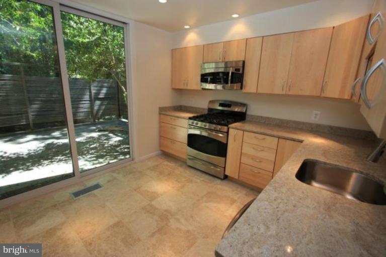 1698 Chimney House Road Reston, VA 20190 - Photo 4 of 25 Kitchen #2