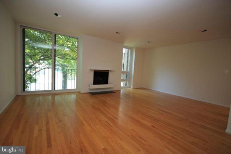 1698 Chimney House Road Reston, VA 20190 - Photo 8 of 25 Living Room