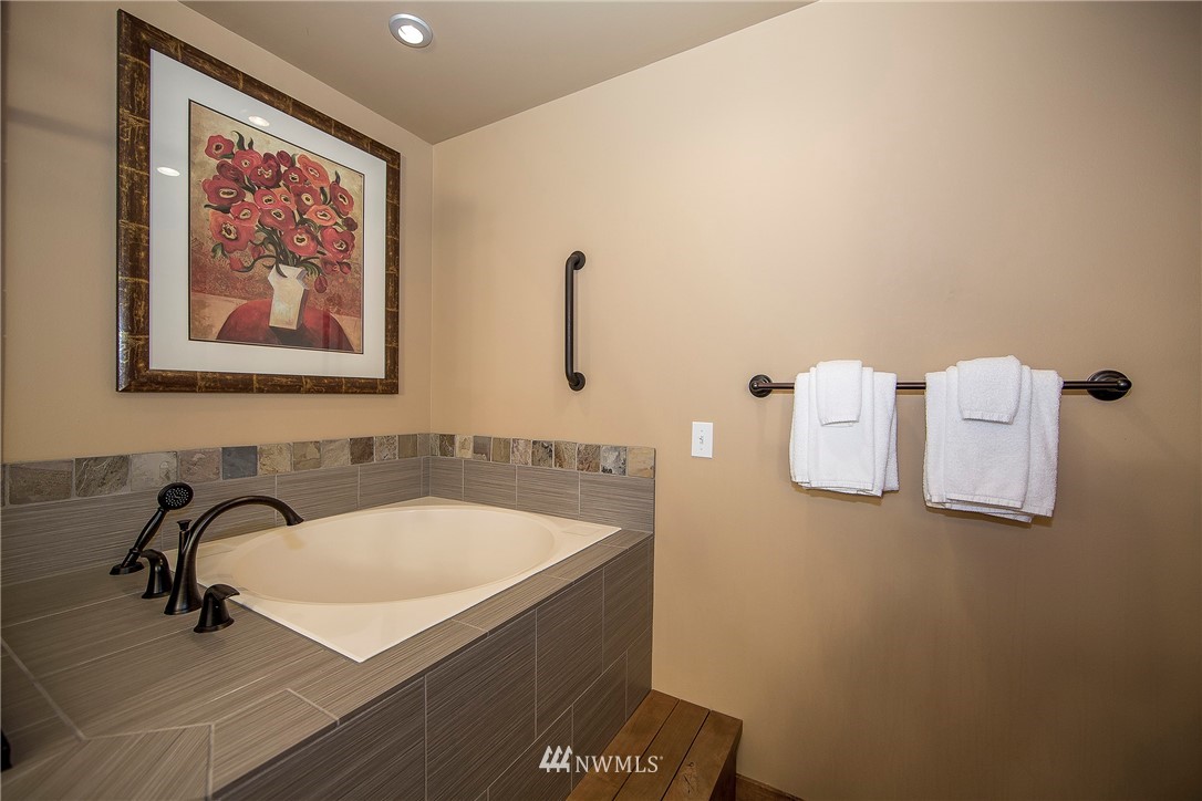3770 Suncadia Trail, Unit 110 Cle Elum, WA 98922 - Photo 14 of 21 a bathroom with a sink and a mirror