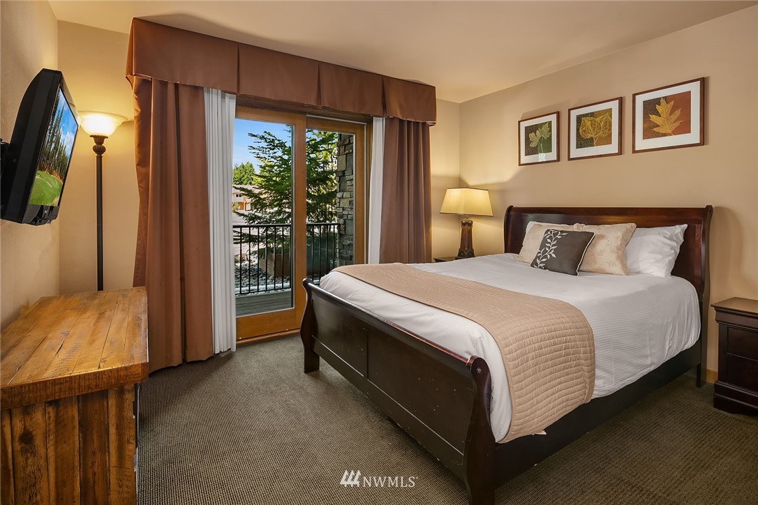 3770 Suncadia Trail, Unit 110 Cle Elum, WA 98922 - Photo 15 of 21 a bedroom with a bed and a large window