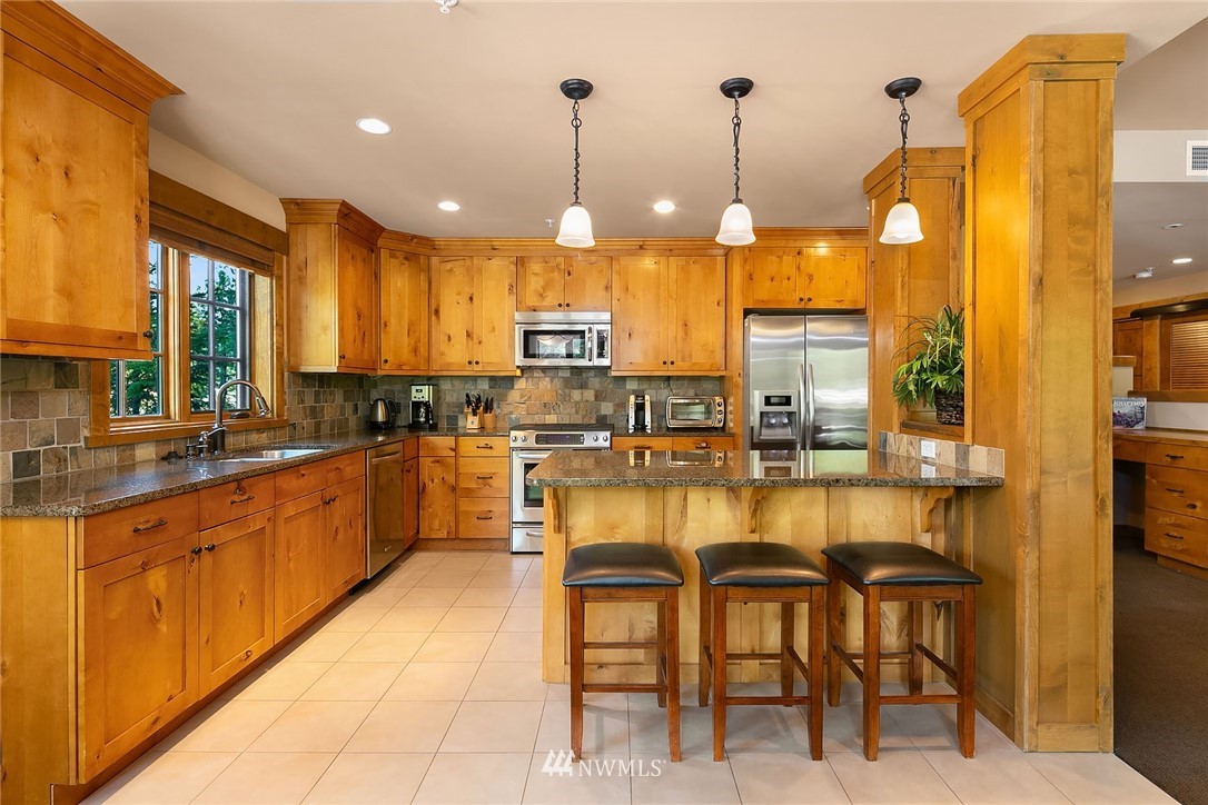 3770 Suncadia Trail, Unit 110 Cle Elum, WA 98922 - Photo 9 of 21 a large kitchen with a large counter top appliances and cabinets