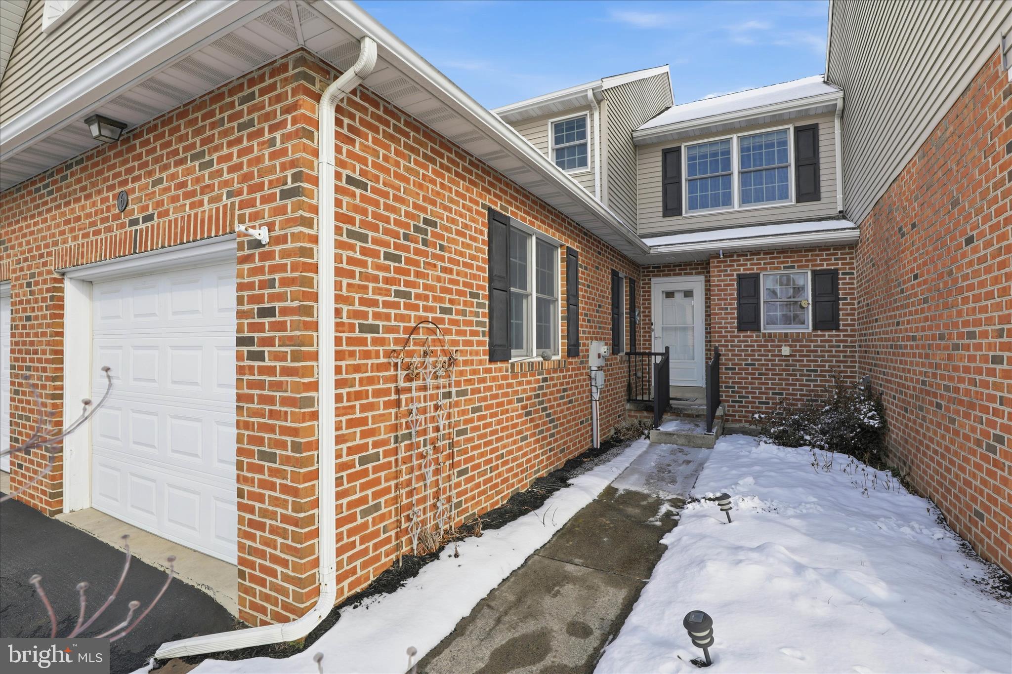 6 Spring Hill Lane Mountville, PA 17554 - Photo 4 of 39 a front view of a house