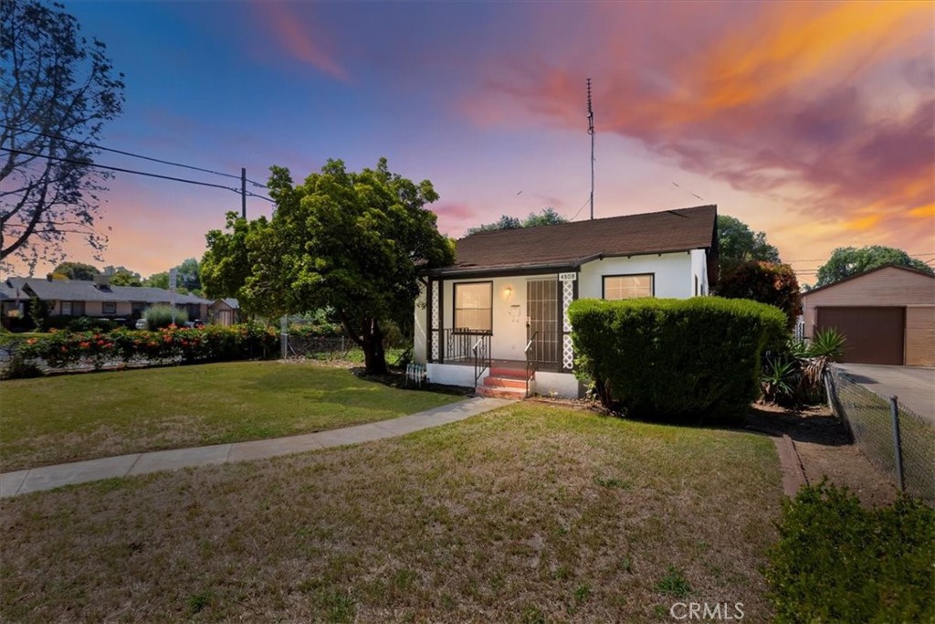 a view of a house with a yard