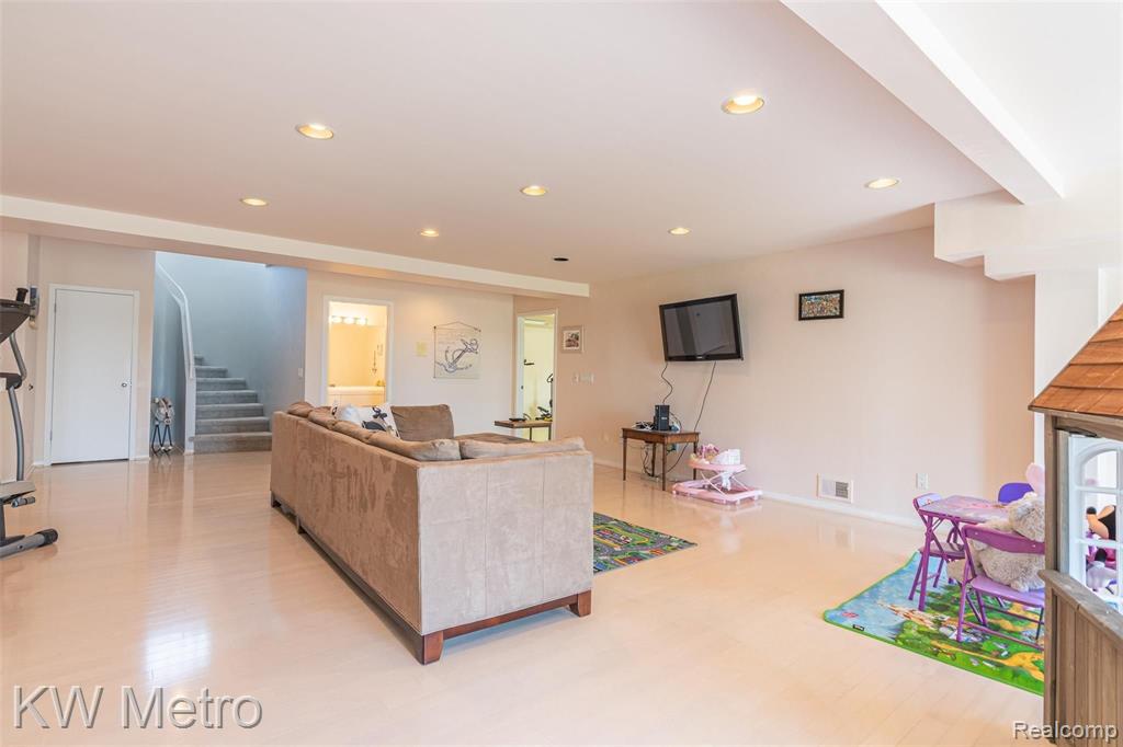 2085 Lone Pine Road West Bloomfield, MI 48302 - Photo 41 of 57