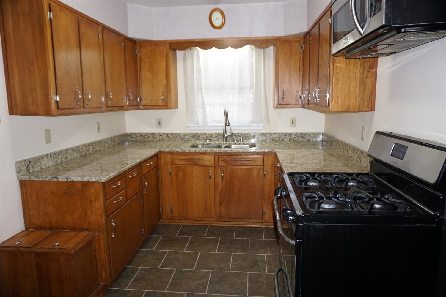 2424 Crest Road Gary, IN 46408 - Photo 6 of 10 1500x1000