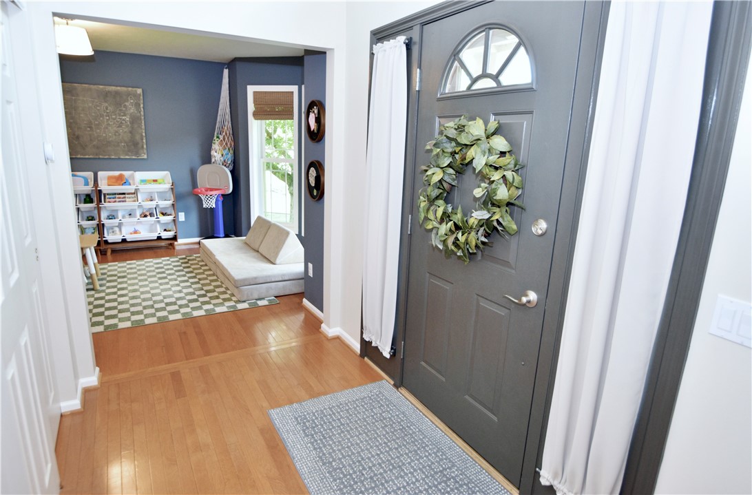 41 Ketchum Street Victor, NY 14564 - Photo 4 of 36 Front entryway