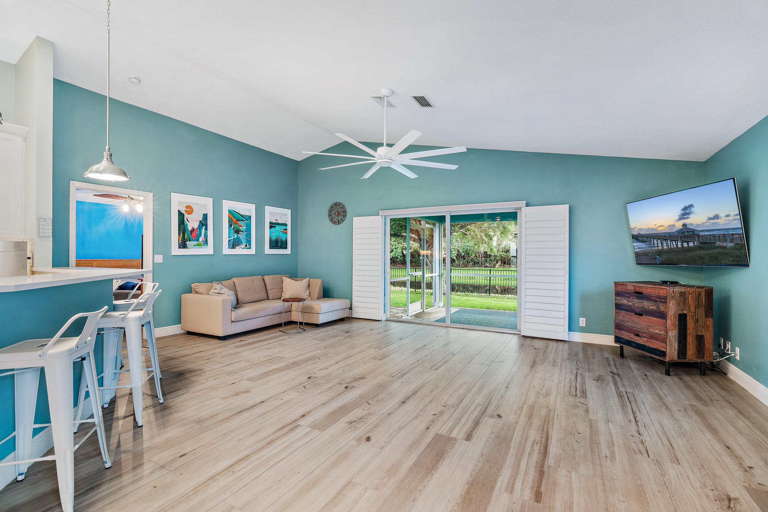 104 Old Jupiter Beach Road Jupiter, FL 33477 - Photo 5 of 25 87C2C6EB-BA7F-4774-812B-E7C699F3DD9E