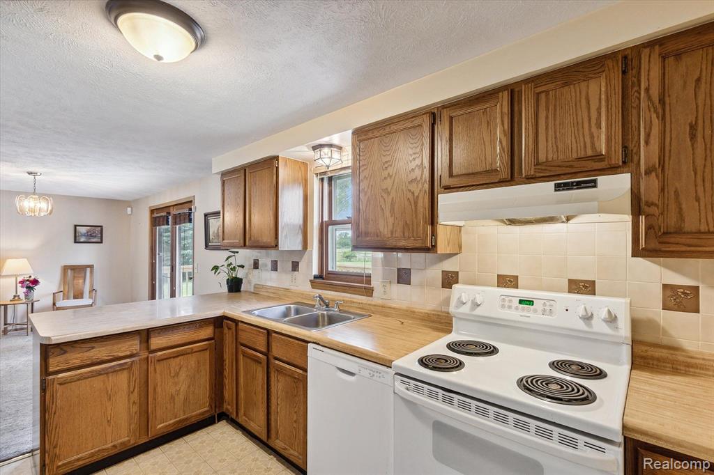 26727 North Dixboro Road South Lyon, MI 48178 - Photo 10 of 57 Gallery Image 10