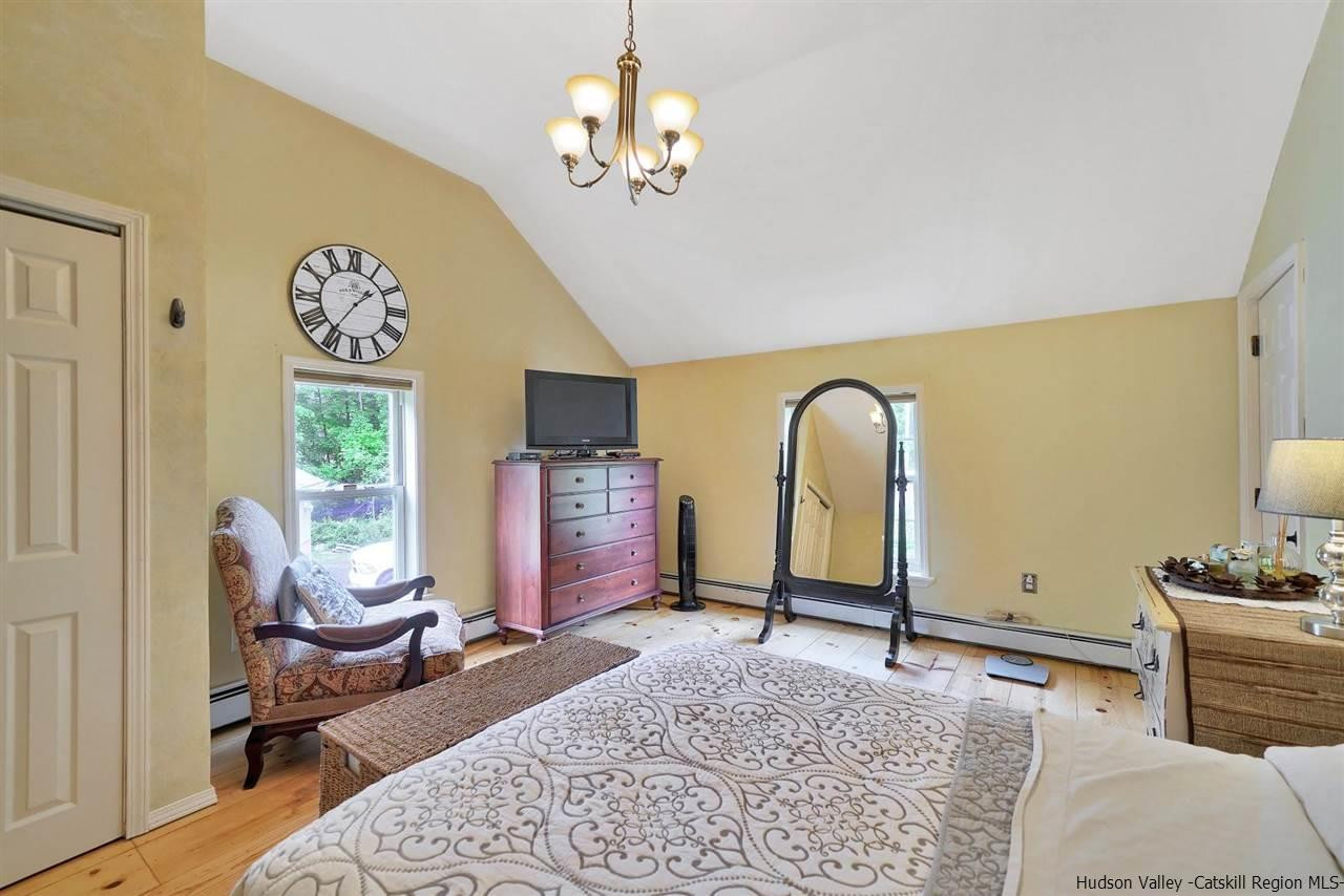 78 E Road Wallkill, NY 12589 - Photo 16 of 27 a living room with furniture