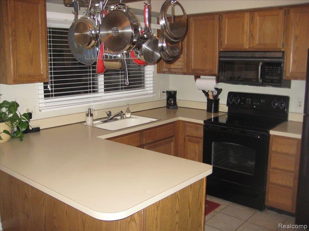 1629 Colony Drive Rochester, MI 48307 - Photo 3 of 11 Kitchen