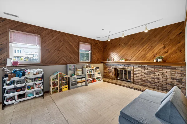 $369,999 | 736 Cypress Lane, Carol Stream, IL 60188