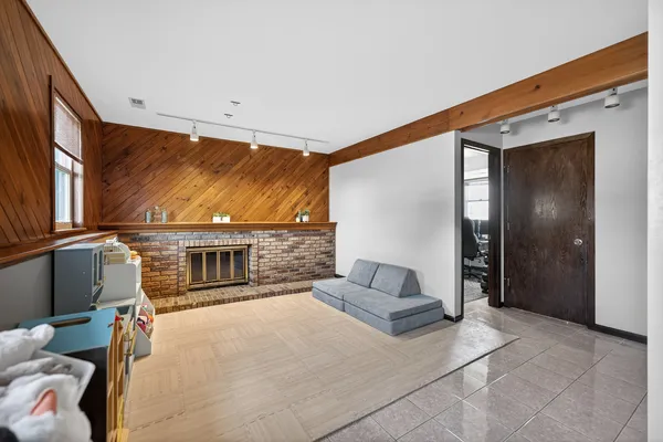 $369,999 | 736 Cypress Lane, Carol Stream, IL 60188