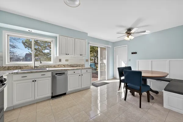 $369,999 | 736 Cypress Lane, Carol Stream, IL 60188