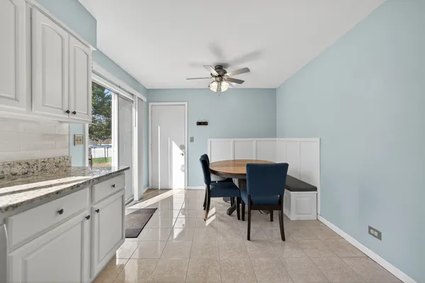 $369,999 | 736 Cypress Lane, Carol Stream, IL 60188