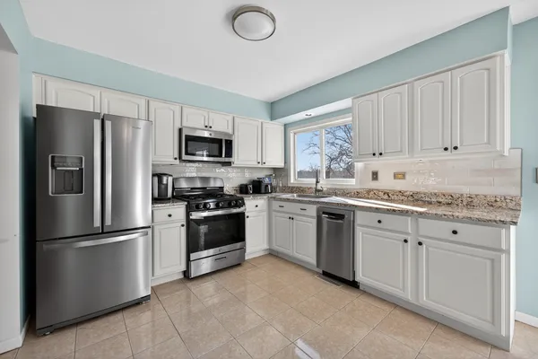 $369,999 | 736 Cypress Lane, Carol Stream, IL 60188