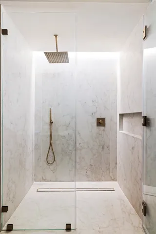 a bathroom with double vanity sinks and a mirror