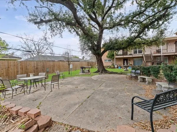 a view of a house with backyard and sitting area