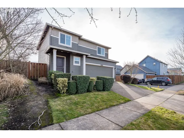 a view of a yard in front of a house
