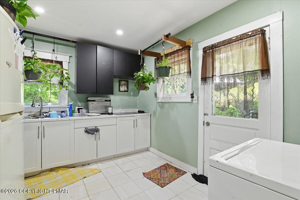 122 Cross Road Saylorsburg, PA 18353 - Photo 6 of 38 Kitchen / Laundry