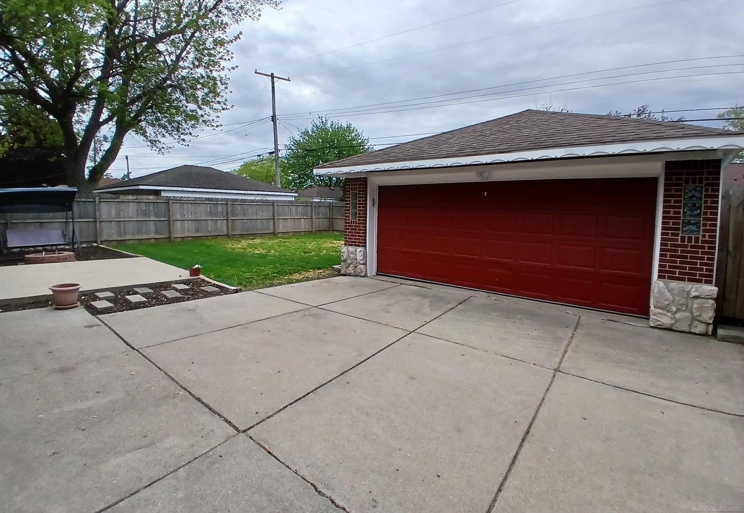 24675 Ridgecroft Avenue Eastpointe, MI 48021 - Photo 4 of 31