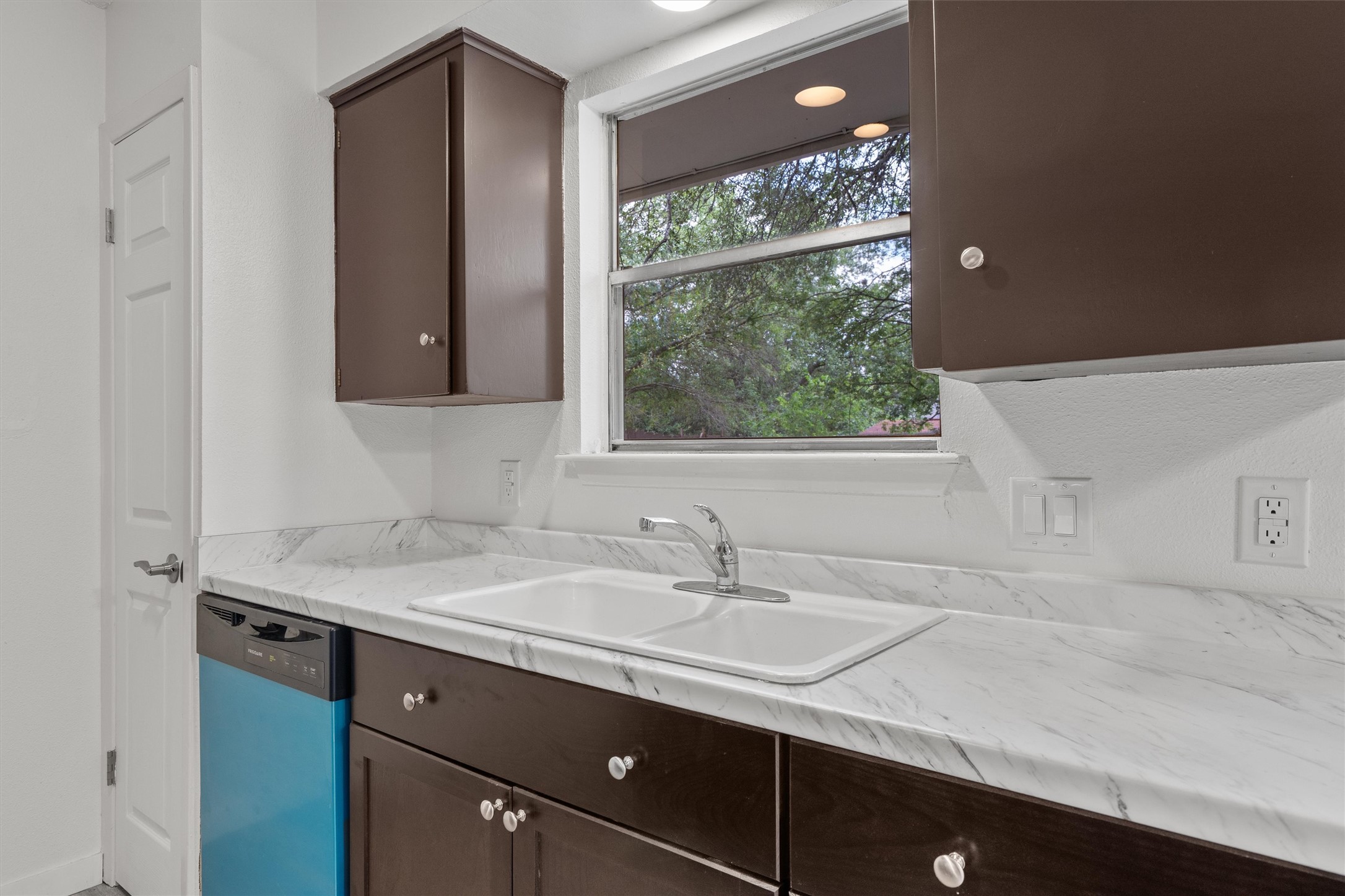 703 Huntingdon Place Austin, TX 78745 - Photo 9 of 28