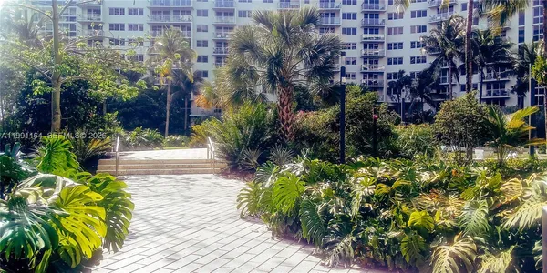 $2,900 | 1500 Bay Road, Unit 854S, Miami Beach, FL 33139