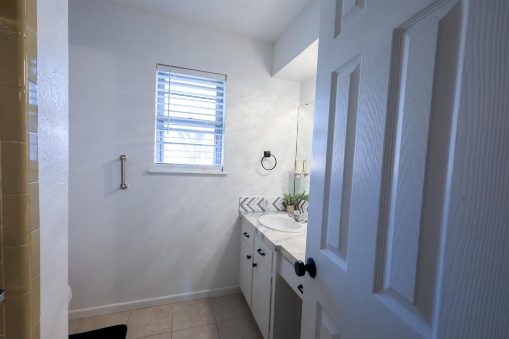 1300 Hillcrest Road Coleman, TX 76834 - Photo 27 of 35 a bathroom with a sink and a mirror