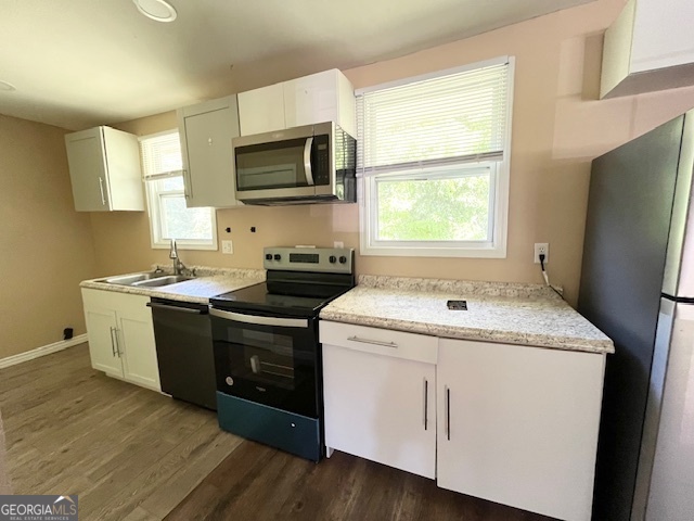203 Vienna Circle Fort Valley, GA 31030 - Photo 13 of 22 a kitchen with a sink stove and microwave