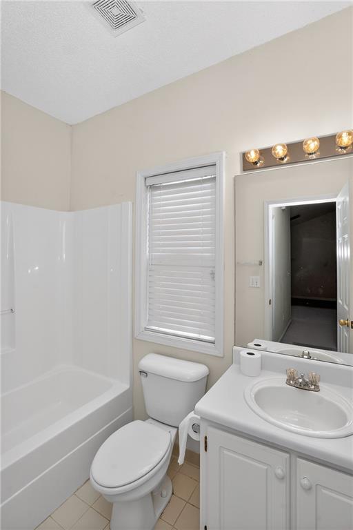 181 Windsor Circle Stockbridge, GA 30281 - Photo 28 of 49 a bathroom with a toilet a sink a mirror a bathtub and vanity