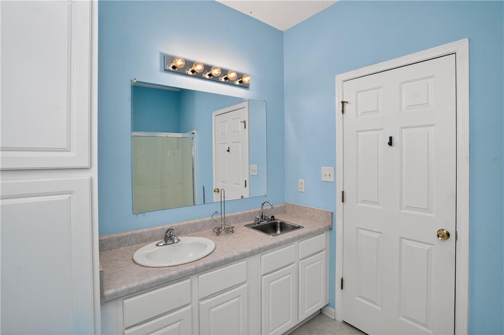 181 Windsor Circle Stockbridge, GA 30281 - Photo 38 of 49 a bathroom with a sink and a mirror