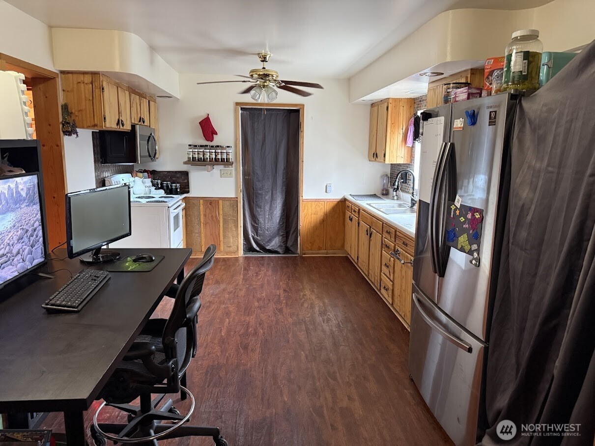 411 South Division Street Odessa, WA 99159 - Photo 11 of 20 a kitchen with stainless steel appliances granite countertop a refrigerator a stove and a dining table