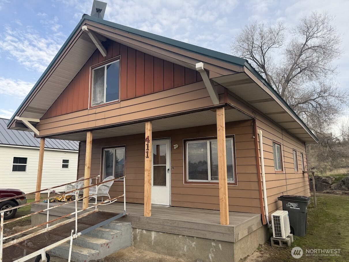 411 South Division Street Odessa, WA 99159 - Photo 2 of 20 a view of house with backyard