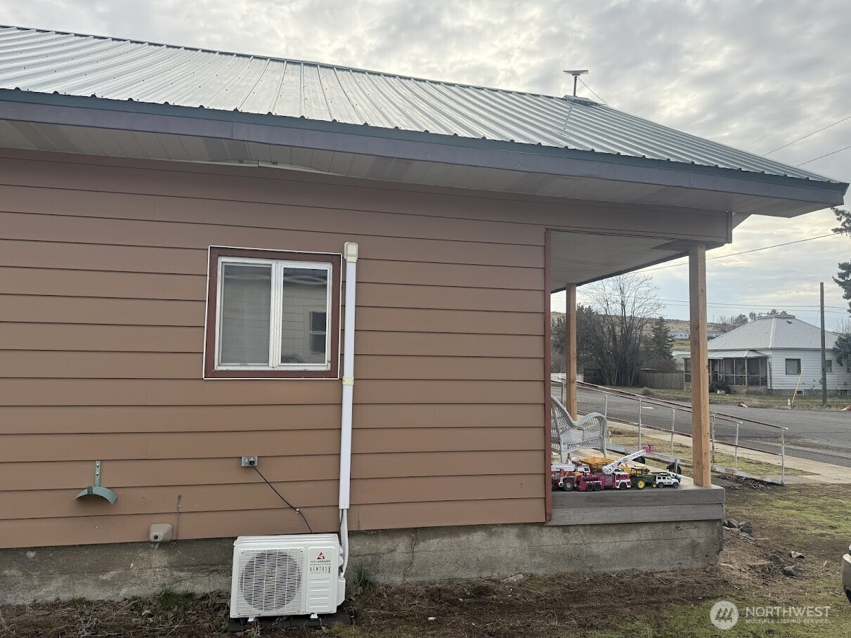 411 South Division Street Odessa, WA 99159 - Photo 4 of 20 a front view of a house with a porch